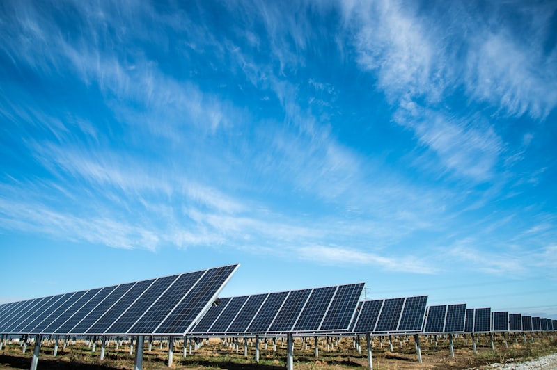 Solenergianläggning på modern fastighet